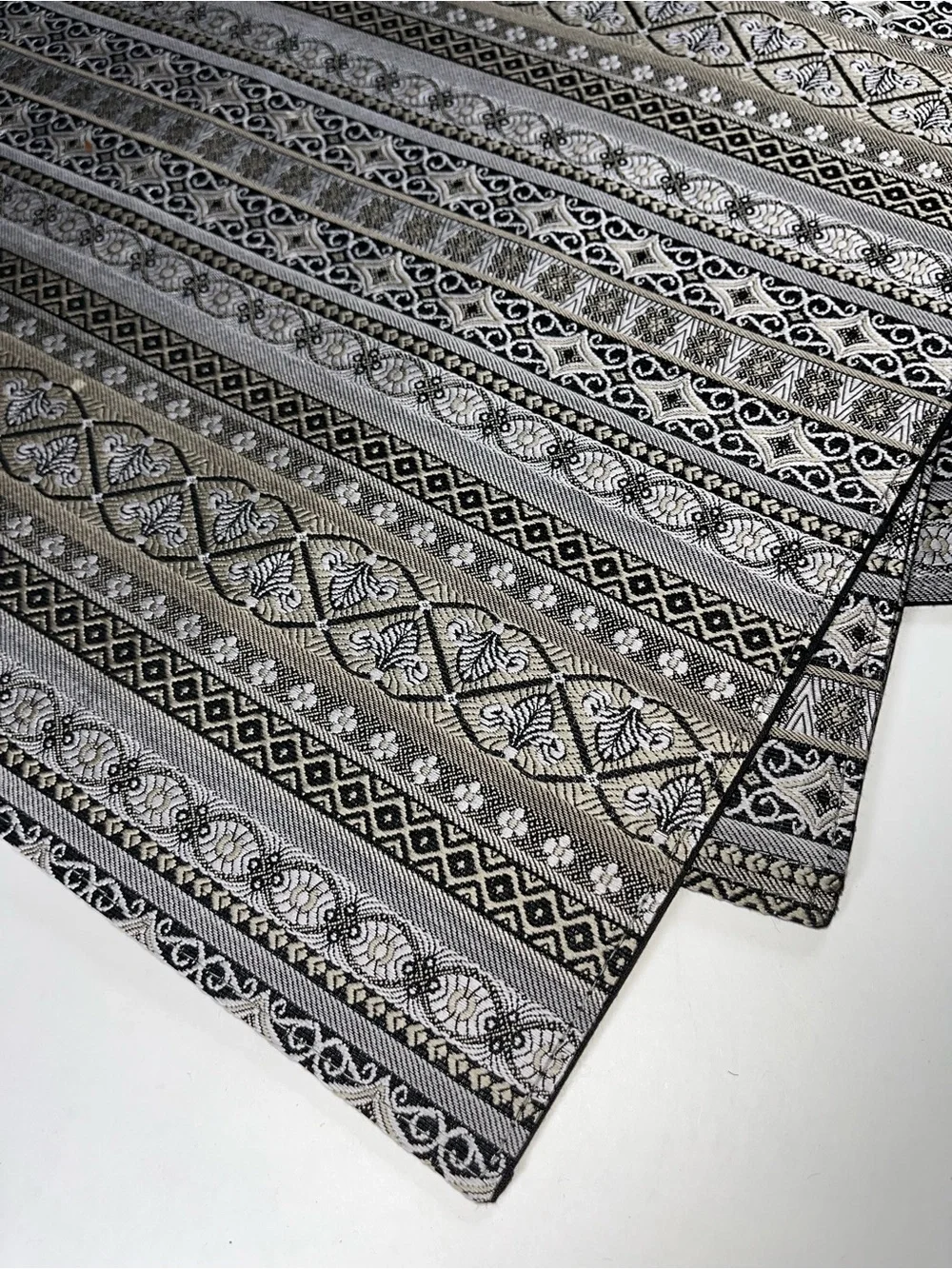 6 gorgeous placemats from crate & barrel. I may have used them once, tags r on.